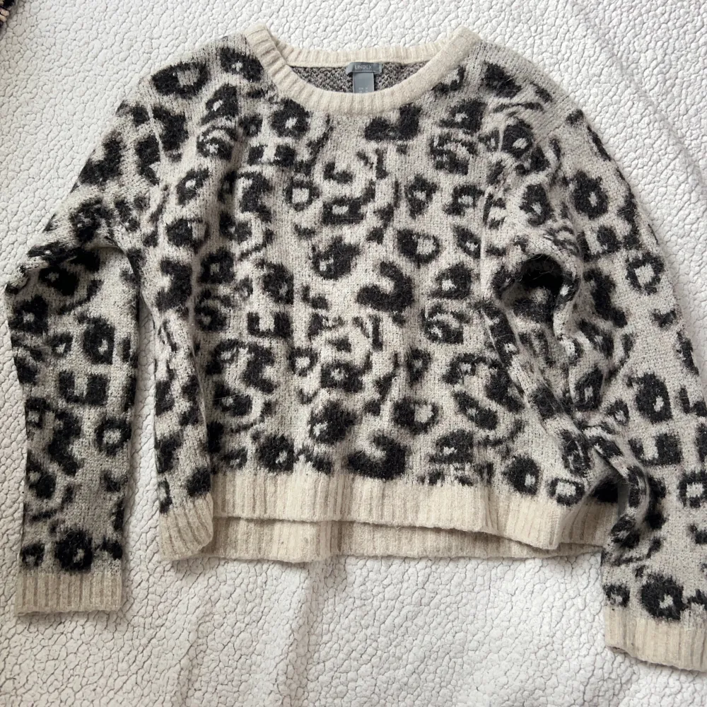 Så fin stickad leopard tröja från Lindex. I fint skick utan defekter Storlek M men passar även xs-s. För referens är jag en xs. Vill du köpa trycker du på köp nu, jag postar inom 24h. Tröjor & Koftor.