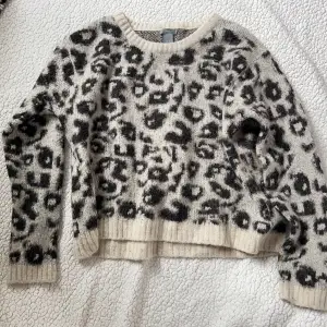 Så fin stickad leopard tröja från Lindex. I fint skick utan defekter Storlek M men passar även xs-s. För referens är jag en xs. Vill du köpa trycker du på köp nu, jag postar inom 24h