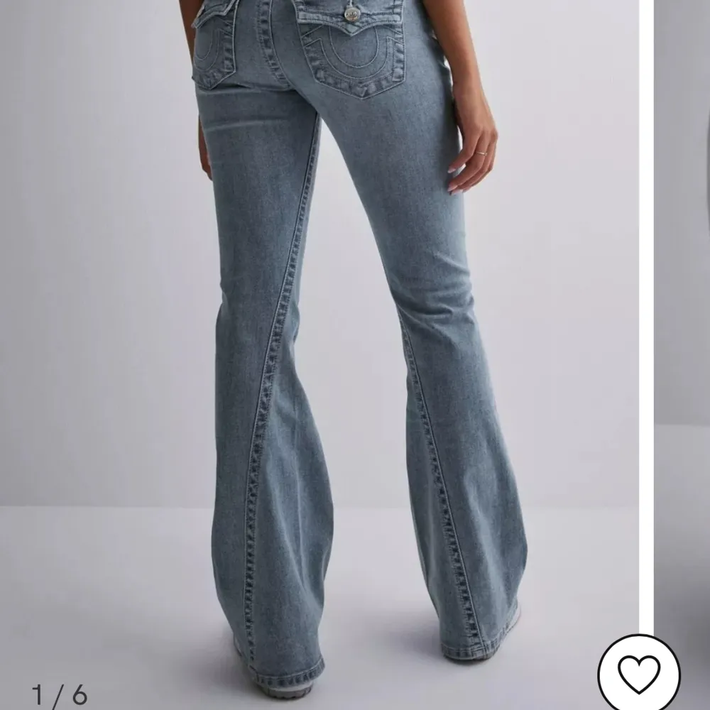 säljer mina true religion jeans i storlek 29, använt dom två gånger. skriv privat för fler bilder eller frågor 🫶🏼. Jeans & Byxor.