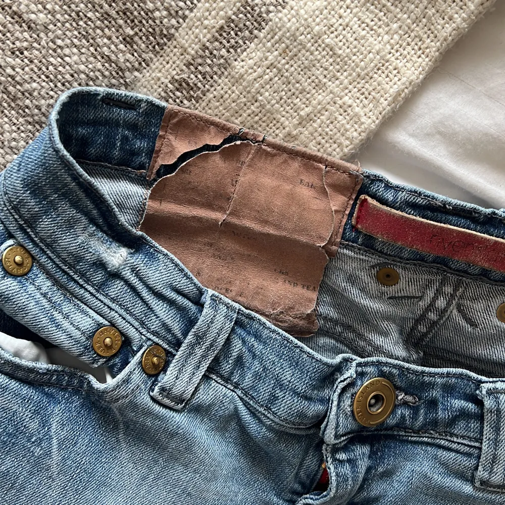 Super snygga ljusblåa jeans som tidigare är köpta på Plick💗Midja: 35cm rakt över, innerbenslängd: cirka 80cm. Jeans & Byxor.