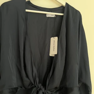 Ahlvar Gallery klänning  - Oanvänd klänning från Ahlvar Gallery i silke. 