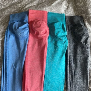 Tränings tights  - Säljer träningsbyxor i storlek s i fyra olika färger, knappt använda. Sitter bekvämt och snyggt. Köp en för 70kr eller alla för 250kr😊