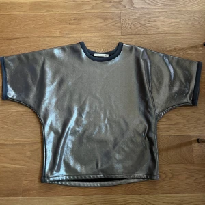 Balenciaga topp - Balenciaga top i metallic, storlek borta. Jättebra skick sitter oversized.