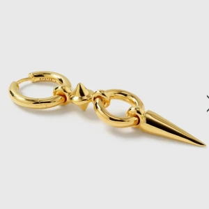 Syster P örhängen - Säljer mitt sett av guldiga syster P örhängen då dom inte kommer till användning. Nypris 1299💕 säljer för 800❤️