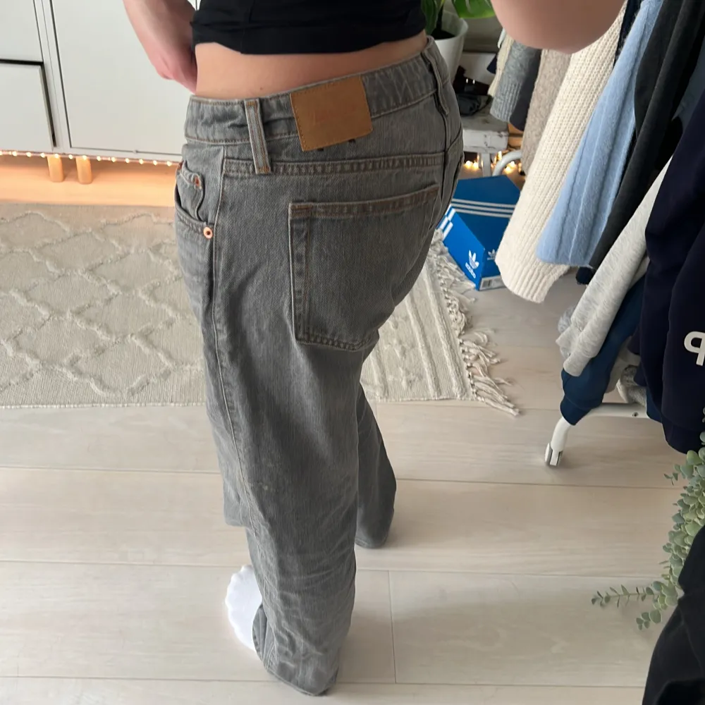 Grå arrow low straight jeans från Weekday🩷Nypris 590kr, säljer för 390kr! Super bra skick. Står tyvärr inte storleken men tror W27 L32. Jeans & Byxor.