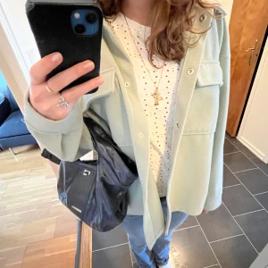 Mintgrön jacka - En skitsnygg skortjacka som passar perfekt till våren, är lite grönare i verkligheten❤️‍🔥