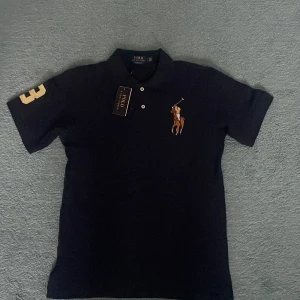 Polo Ralph lauren pike  - Helt ny polo Ralph lauren pike 10/10 skick lappen är på skriv för frågor och funderingar!