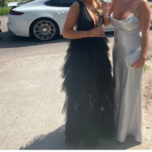 Balklänning - Säljer nu denna jätte snygga klänningen som passar perfekt till balen😍 Aldrig kommit till användning endast testad. Lappar, skydd och galge ingår. Första bilden är lånad. Nypris 2300kr💕 Frakt ingår!! Kan eventuellt gå ner i pris vid snabb affär