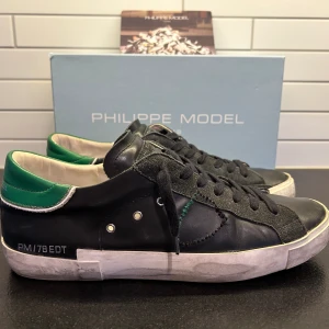 Philippe Model - Säljer nu ett par riktigt feta Philippe models, skicket är nästan som nytt 9/10. Skorna är storlek 44 men passar 43/44. Box medföljer! Kontakta för fler bilder eller vid några funderingar!