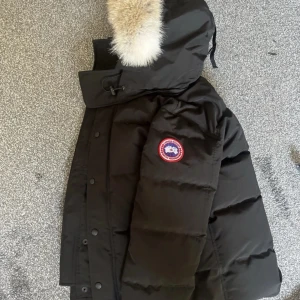 Canada Goose Parka Whyndham - Jackan är i storlek S och har rött Canada Goose logga. Denna jacka är perfekt för dig som tycker om stil. Med gratis frakt finns det ingen anledning att inte köpa den. För fler bilder eller frågor kom privat. Kvitto finns