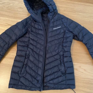 Peak performance Jacka - Jag säljer den här peak performance jackan enbart för att den Tyvär har blivit förliten. Den är i ganska bra skick och har två små hål men de är inget man tänker på då man har på sig den och de går att antingen sy ihop eller klistra på en lapp.