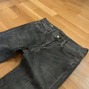 Levis 519. Snygg grå färg och väldigt stretchigt material. Storlek 32/32 aldrig använda. Kan skicka mått på förfrågan då dessa inte passar mig. Går ner lite i pris vid snabb affär.