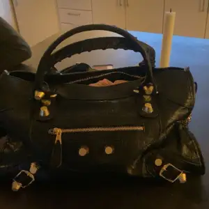 Intressekoll på min svarta Balenciaga liknande väska med guld detaljer. Bra skick inga defekter. 