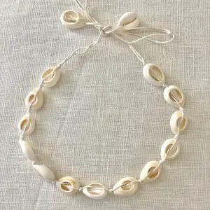 Ett justerbart halsband med vita snäckor som jag köpte från Hawaii, har använts en gång! 🌴🩵
