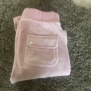 Juicy Couture  - Nu säljer jag mina Juicy Couture byxor för de kommer inte till användning. Bra skicka. Kontakta för mer information och bilder.