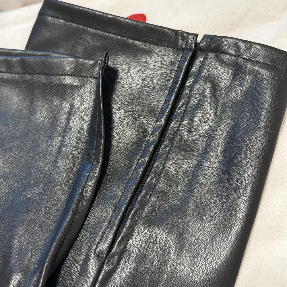 Skinnbyxa med slit och ”v” format framtill från HM i 34 (XS)🥰🤗 Skit snygga och så sköna men kommer inte till användning . Jeans & Byxor.