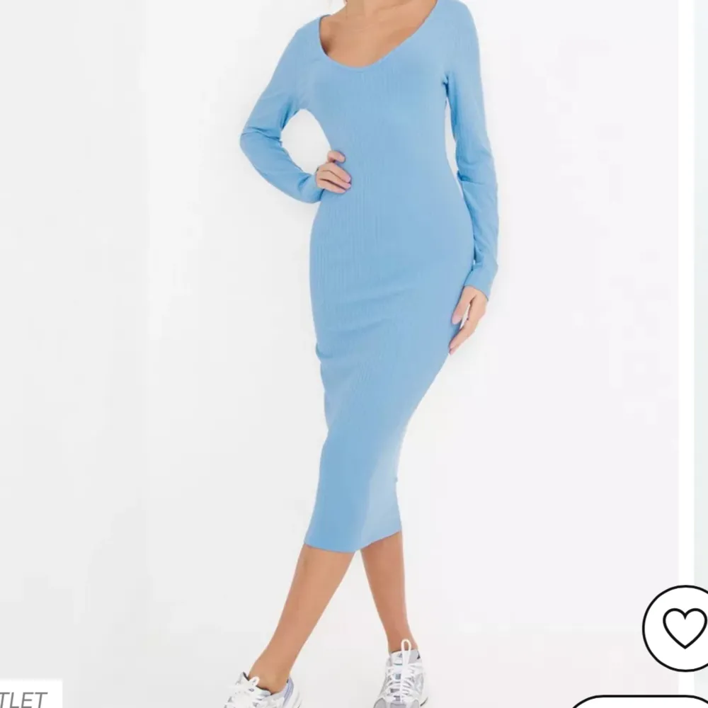En ljusblå ribbad klänning, köpt på nellys hemsida. Användt endast ett fåtal gånger. Klänningar.
