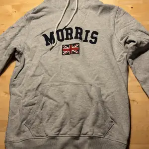 Säljer nu denna feta Morris hoodie som är slutsåld på care of Carl för 1499! Skicket på hoodien är runt 7,5/10 därav det billiga priset