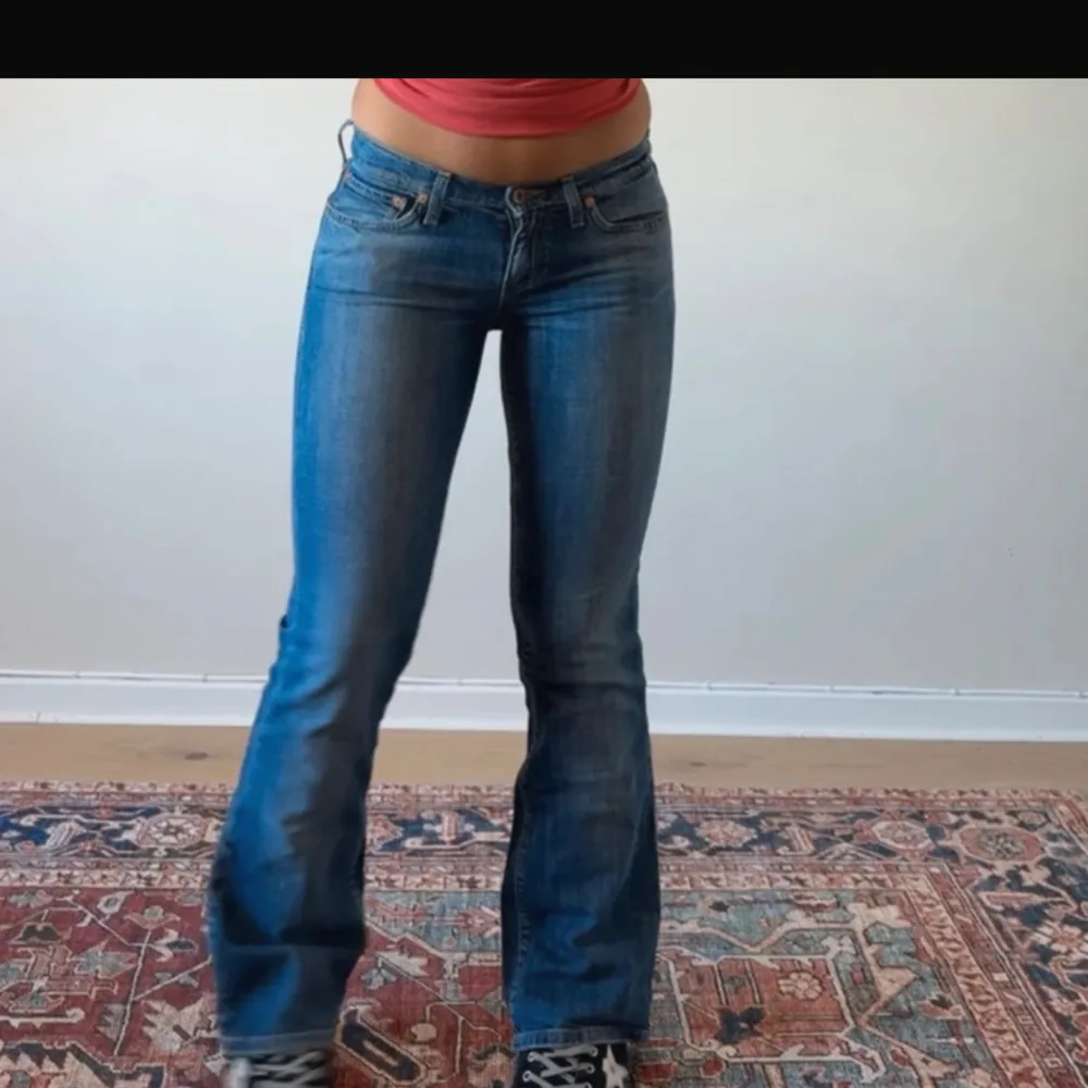 Superfina lågmidjade bootcut jenas som tyvärr är för små för mig🩷midjemåttet är 76cm och innerbenslängden är 79cm, lånade bilder❣️. Jeans & Byxor.