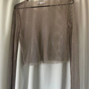 Topp - Begie/grå topp med fler färgad strass🌟