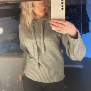 Zara stickad hoodie  - Säljer denna populära stickade Hoodie då ja använt den Max 2 ggr. Den passar inte på mig. Den är slutsåld på hemsidan 