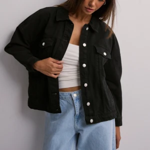 Svart jeansjacka - Helt ny jeans jacka några år gammal men aldrig använd då den var för liten💘 Skriv vid minsta fundering💘