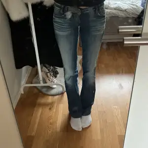 Jättefina lågmidjade utsvängda ONLY jeans som inte kommer till användning längre. Bra skick då de bara använts ett fåtal gånger 🤗