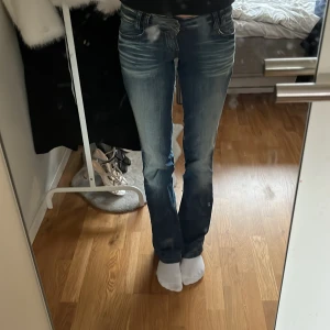 Lågmidjade utsvängda ONLY jeans  - Jättefina lågmidjade utsvängda ONLY jeans som inte kommer till användning längre. Bra skick då de bara använts ett fåtal gånger 🤗