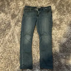 Ett par jeans jag köpte second hand jättelängesen dom inte kommit till användning. Några Levis jeans, kan inte modellen exakt men det står 712 Slim och de är riktigt snygga. Storlek 32. Skickar samma dag innan 19:00 Mvh 👍