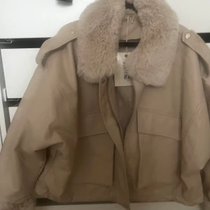 skinnjacka med päls - helt oanvänd med prislapp kvar köpt i spanien 