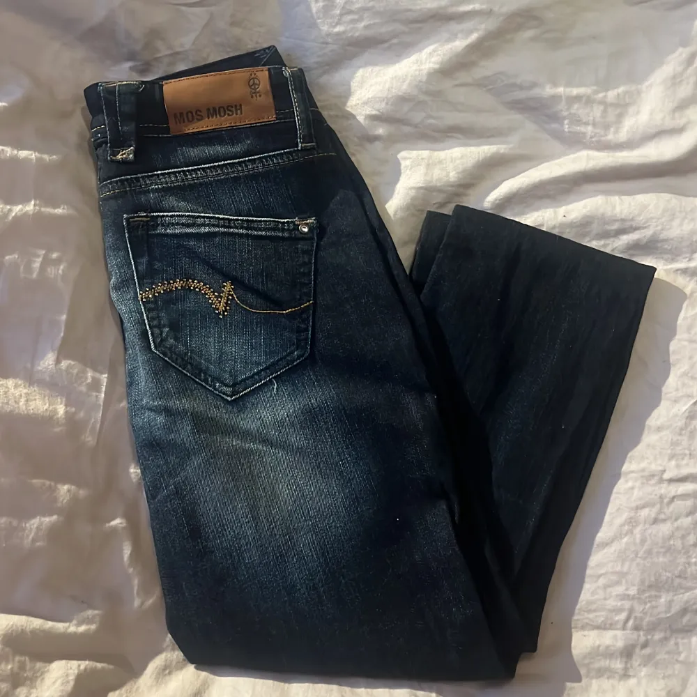 Jeans från Mos Mosh med supersnygga detaljer!! Storlek 26. Skinny/slim i modellen. Jättefint skick!!. Jeans & Byxor.
