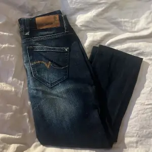 Jeans från Mos Mosh med supersnygga detaljer!! Storlek 26. Skinny/slim i modellen. Jättefint skick!!