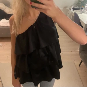 Unik one shoulder top!  - SUPERSNYGG unik one shoulder top med volang från Only, älskar💋!!