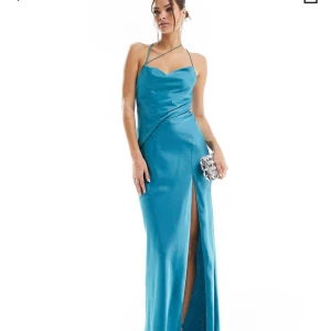Blå balklänning - Helt ny och oanvänd balklänning med lappen kvar. Den är från ASOS tall, och jag skulle säga att den passar om man är mellan 170-180 cm.