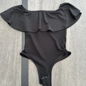 Svart body Nelly - Lite nopprig men inget man lägger märke till (se sista bilden)