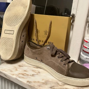 Lanvin - Lanvins🙌 Condition: 8/10 Mitt pris: 1499kr Ny pris: 5000kr Vid snabb affär kan priset sänkas❤️