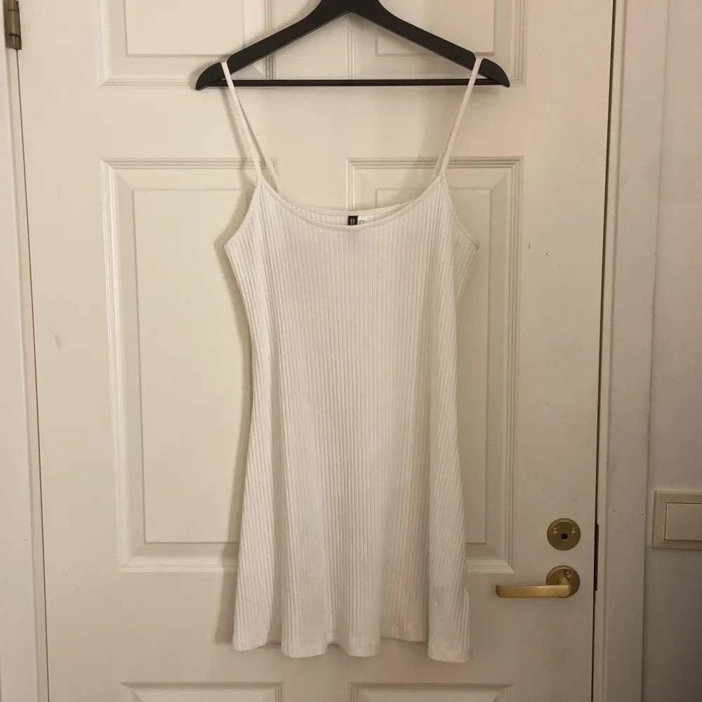 En kort vit klänning från H&M i storlek M i nyskick. Passar även på S och L och nypris 200kr. Jättefin men har inte plats i garderoben :(. Klänningar.