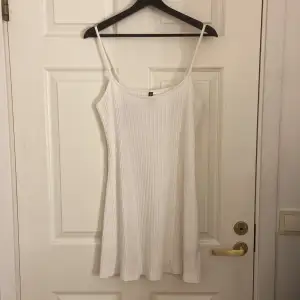 En kort vit klänning från H&M i storlek M i nyskick. Passar även på S och L och nypris 200kr. Jättefin men har inte plats i garderoben :(
