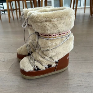 Marc Jacobs Moonboots - Moonboots i faux fur i sandfärgat med brun sula 