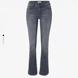Mid waist jeans från Ltb. Strl W28 L34 o passar bra på mig som är 176. Köpta för 800 men säljer för 350. Skriv för fler bilder💕