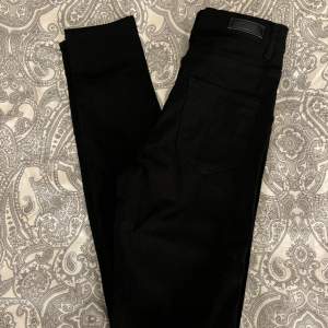 Svarta skinnhandskar jeans i bra skick med mycket stretch i ett tunnare och mjukt material 