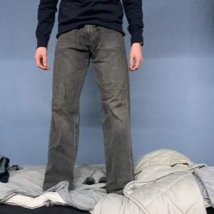 Säljer ett par feta Levis jeans  Storlek W29 L32 Skick 8/10 Modell stay loose  Ordinarie pris 1099
