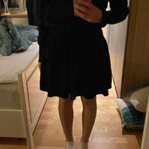 Svart kjol från zara i storlek s som jag köpte på sellpy. Jag säljer eftersom den inte kommit till användning. Skriv gärna först ifall ni är intresserade!