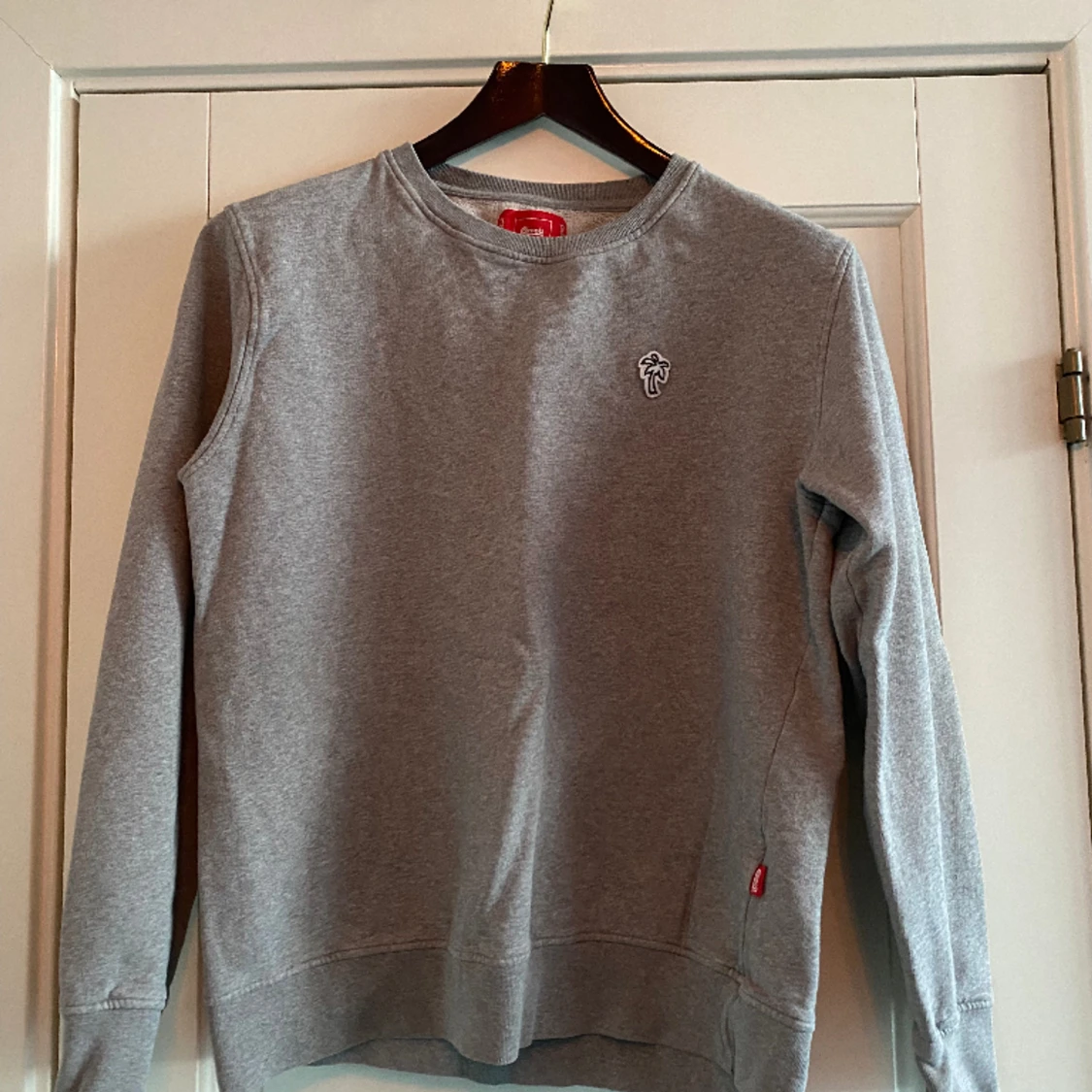 Caliroots grey crewneck