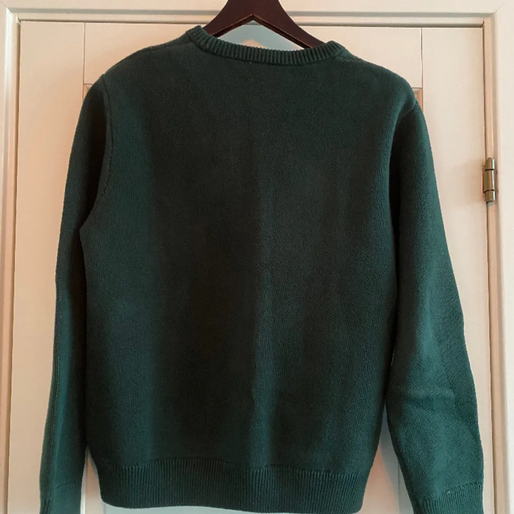 Snygg grön heavyweight stickad tröja från weekday. Snygg passform och väldigt skön. Bra skick utan defekter. Storlek S . Tröjor & Koftor.