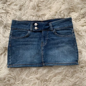 Lågmidjad jeanskjol - Kjol i denim i lågmidjad modell. Lite stretch. 