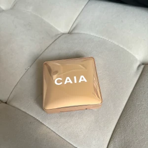 Caia highlighter - Highlighter från Caia i färgen Sydney! Helt oanvänt av mig men har lossnat en liten bit på kanten som man ser på bild två. Plastet kvar över!
