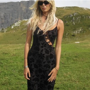 Svart NA-KD klänning  - Strl 40, kan passa 38 även, stretchigt material med knytdetaljer. Kan skicka fler bilder på DM Använd fåtal gånger och i fint skick :)   Kan mötas upp i Sthlm 