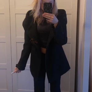 Svart kappa - Säljer min svarta kappa då den inte används så mycket som önskat Jätte fin kappa som köptes för typ tre år sedan för ca 300kr och är fortfarande lika fin💗  Den är lite nopprig men inget som syns eller som man tänker på  