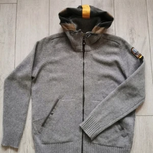 Parajumper cardigan  - Helt nyskick Parajumper cardigan, storlek L, väldigt skön och passande inför kommande väder